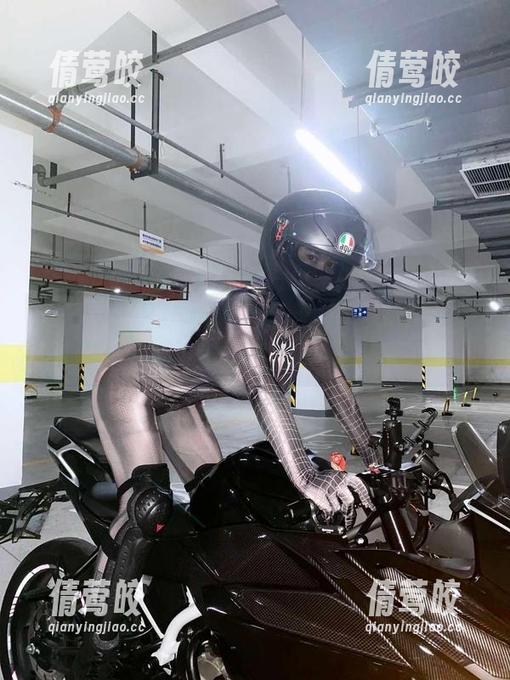 微密圈 - 天台私拍合集：120斤的小王同学与阳光的一曲对话