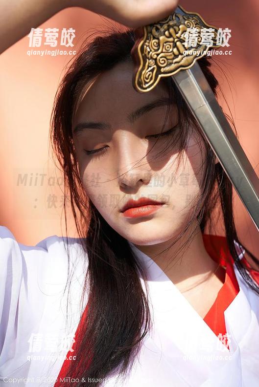 MiiTao蜜桃社 - 浴缸里的小草莓Berry：快来免费领取她的图包，别害羞!