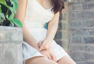 UGirls尤果网 – 乔依琳的泳装写真：阳光洒在水面，心情飘飘然