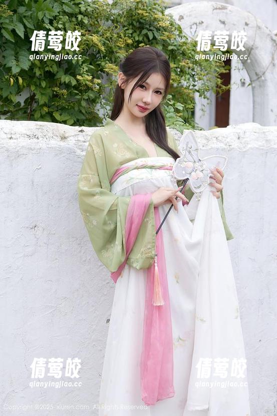 Xiuren秀人网 - 卓君Jeanes的泳池写真套图：自带水色滤镜，瞬间清凉降温！