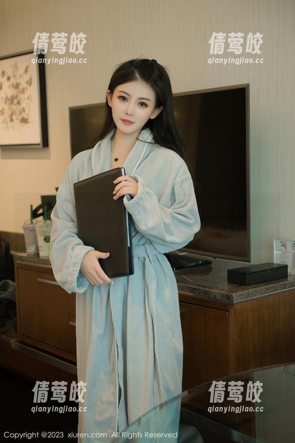 Xiuren秀人网 - 图集揭秘：曦宝儿这位女王的私房瞬间，你能抵挡得住吗？