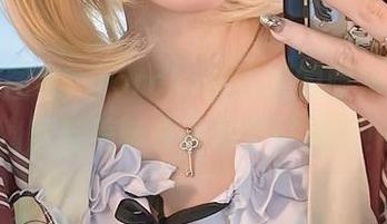 私房美图集：roroki骷髅姬的厨娘艳遇，幽默与美味并存的奇妙旅程！