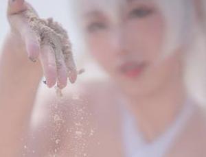 胡桃的轻盈舞动与刺青Poi的叛逆：图集中那些微妙的张力