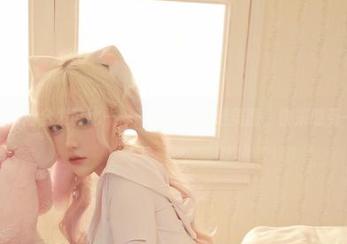 从未见过的金发芭比——啾小妍的精选美图，快来感受一下！
