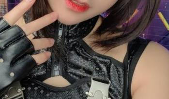 丝袜与魅力交织，嗷呜虎虎全套写真让人心动！