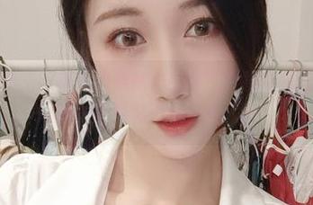 微密圈 – 小玉吃果冻的最新作品集：白背心搭配紧身牛仔短裤，让我忍不住多看几眼。
