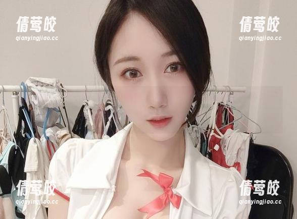 微密圈 - 小玉吃果冻的最新作品集：白背心搭配紧身牛仔短裤，让我忍不住多看几眼。