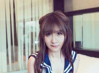 尤果网 – 糖果的私房图集：一套制服的不同风情
