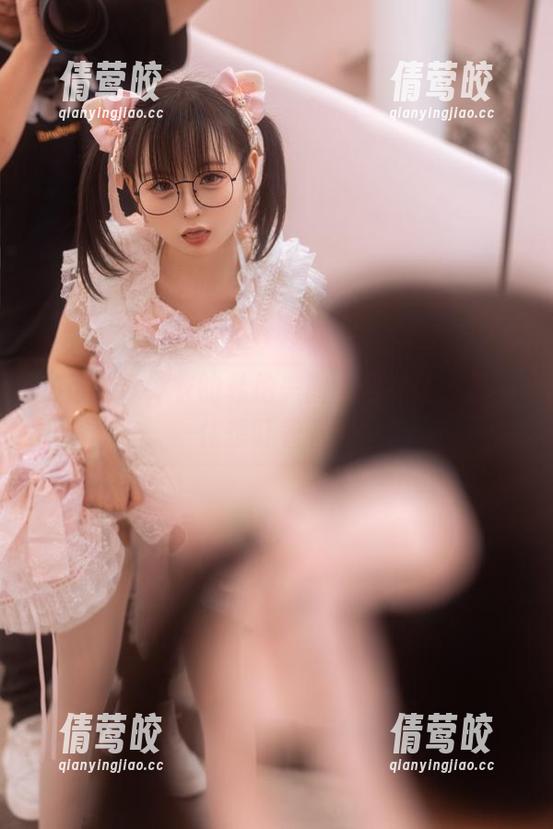 一组幼水铃衣的私拍美图，网袜让人忍不住想盯着看！