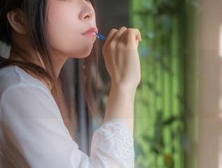 浴缸下的无颜小天使wy套图：水面倒映的心事与秘密