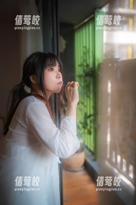浴缸下的无颜小天使wy套图：水面倒映的心事与秘密