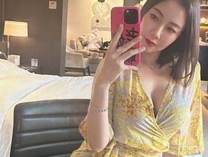 微密圈 – 快乐果儿Victoria图集：每一张都是她和圣诞树的爱情故事！