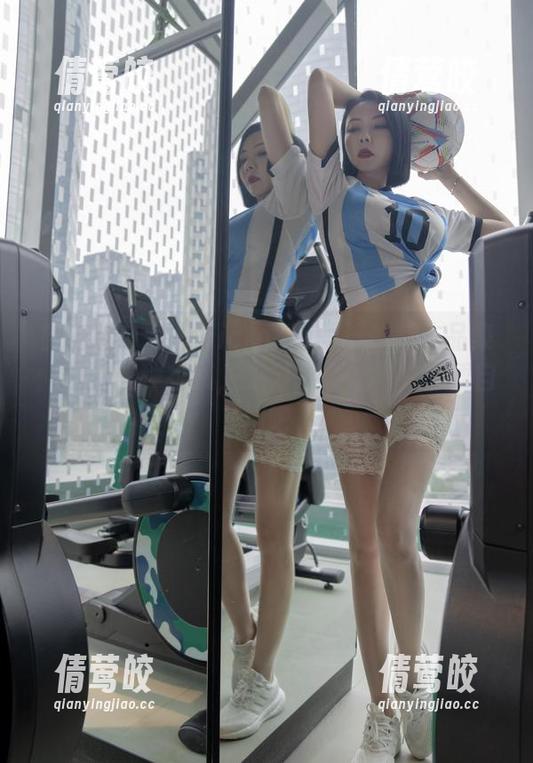 微密圈 - 果儿Victoria的连体装作品集：碰到这种衣服，我只能瞪大眼，下载自用吧