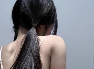 微密圈 – 红裙飘舞中的火龙果羊：自信写真大放异彩
