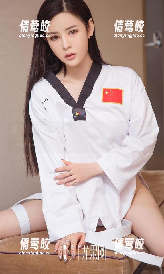爱尤物 - 别错过李允儿最新日常！原图里她居然跟植物对话，简直是个小精灵！