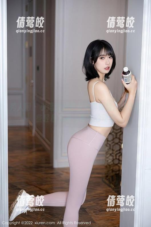 秀人网 - 小逗逗的修女写真体验：分享那些轻松又有点叛逆的动作