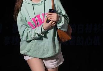 秀人网 – 被猫咪巨臀妹妹的白衬衫写真分享秒杀：简约中藏着的心机