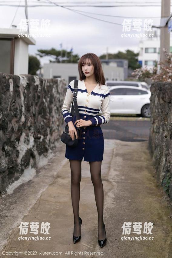 秀人网 - 粉色衬衫与黑丝的绝妙组合：糯美子mini的写真让人忍不住多看几眼！