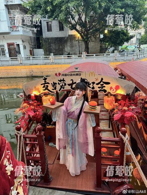 在秋山AkI的女仆Cos下，真相是：男生们的心都动了！