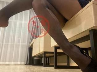 微密圈 – 关注若若老师，这个丝袜写真图包绝对让你狂热点赞！