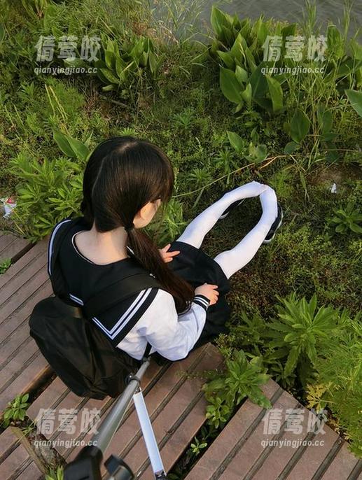 毛衣的背叛：西尔酱的露背作品原图合集，谁能抵挡？
