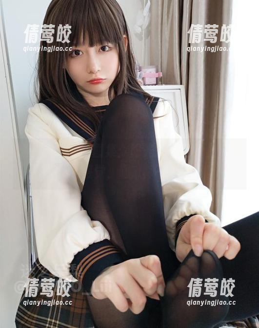 迷之呆梨制服图集：阳光打在她身上，那种感觉，嗯...真不错。