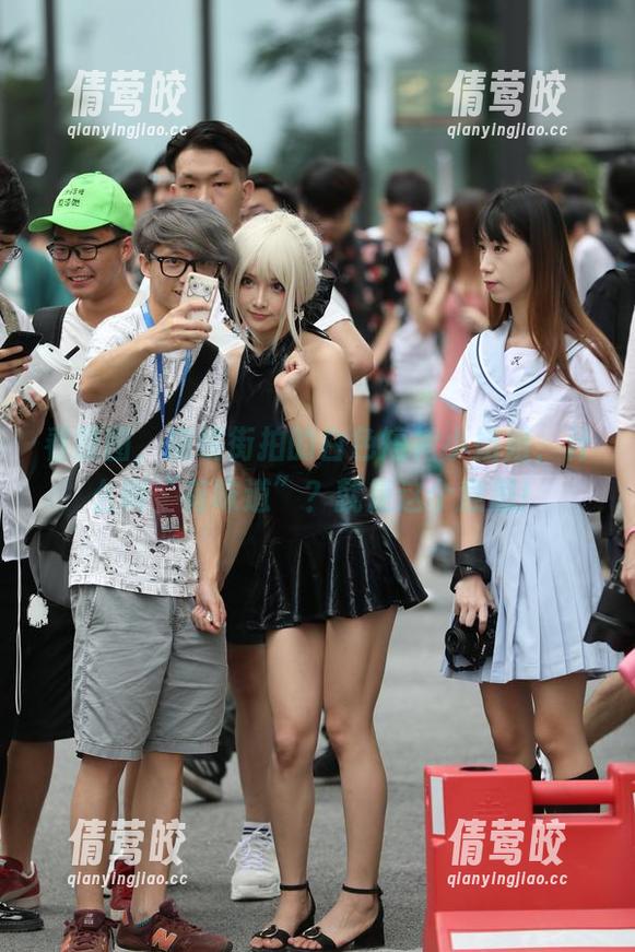 看原图，魔镜街拍的白色短裙小姐姐，什么叫“有味道”？就是这个意思！