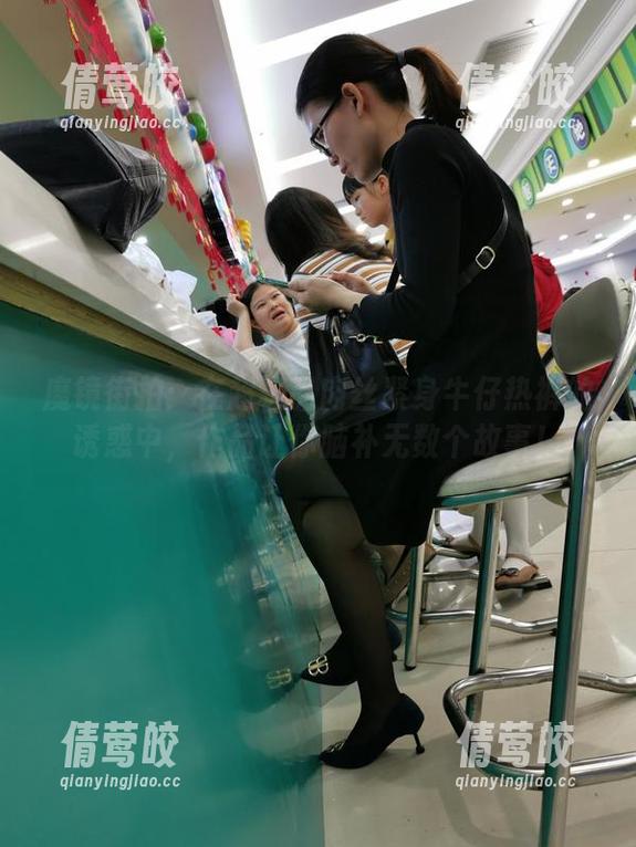 魔镜街拍：在超极品肉丝紧身牛仔热裤的诱惑中，作品让你脑补无数个故事！