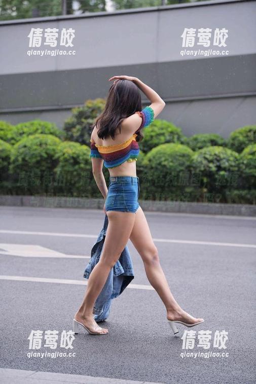 魔镜街拍：滑板热裤小妹在线原图，速度与温度的完美结合，你准备好了吗？